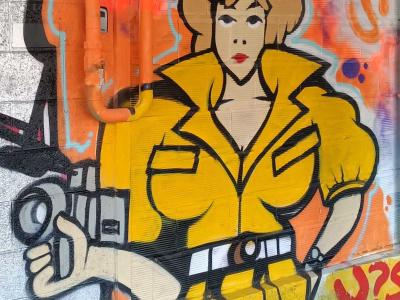 Journaliste blonde en combinaison jaune — Street art à Rennes