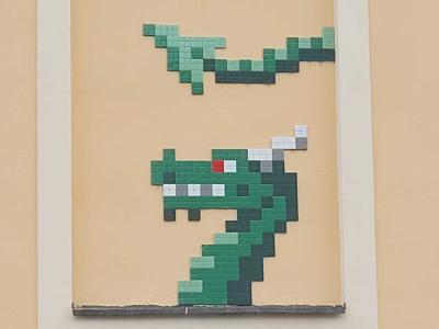 Invader LJU-36, dragon pixel a Ljubljana — Street art de Invader à Ljubljana