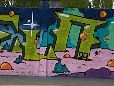 Lettrage vert sur planète rose — Street art à Budapest