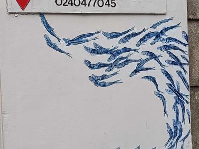 Banc de poissons en vague bleue — Street art à Nantes