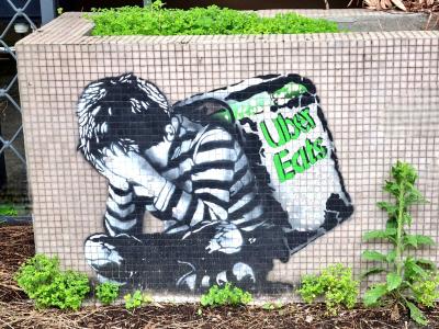 Livreur Uber Eats — critique de l'ubérisation — Street art de EZKSTREETART à Grenoble