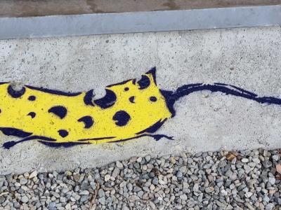 Souris jaune stylisée — Street art à Strasbourg