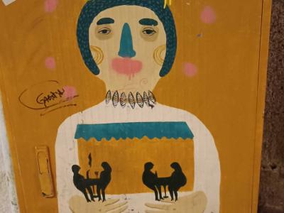 Personnage naïf sur boîtier par Gaspa — Street art à Porto