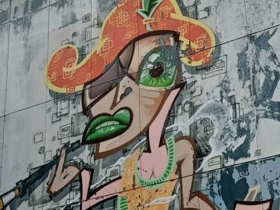 Personnage féminin graffiti, Berlin — Street art à Berlin