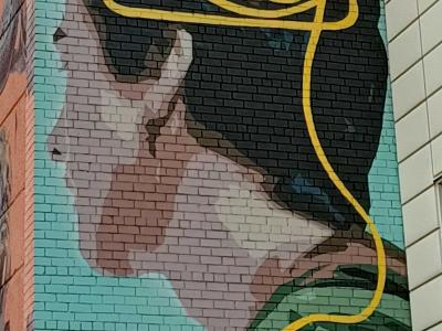 Tête avec lignes jaunes courbes — Street art de Linas Kaziulionis kart7 à Vilnius