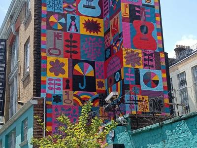 Immeuble mosaïque géométrique coloré — Street art à London