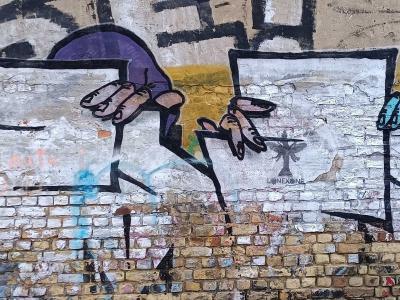 Figures abstraites aux grandes mains — Street art à Rīga