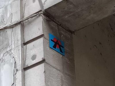 Mosaïque bleue signée A2 — Street art de A2 à Nantes