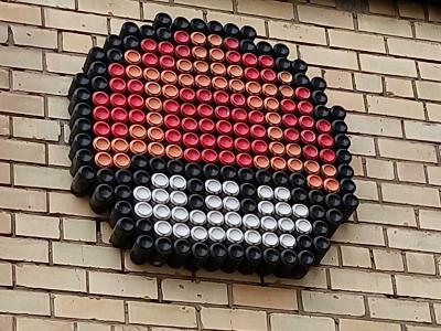 Pokéball en bouchons de bombes — Street art de Vytautas Visminas à Vilnius