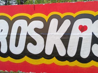 Lettering TROSKAS en rouge et blanc — Street art de Rudens Stencil à Rīga