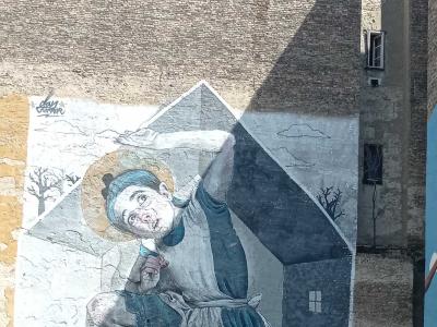 Saint Portant une Maison à Budapest — Street art à Budapest