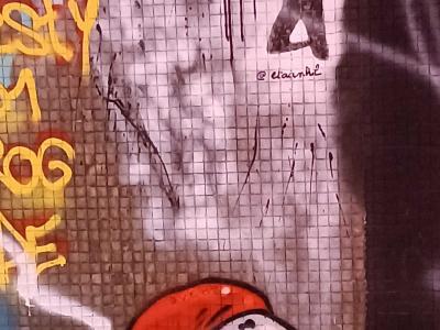 Petite souris au manteau rouge — Street art à Paris