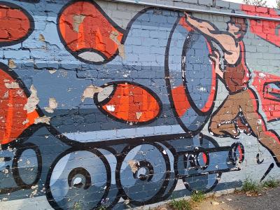 Locomotive poussée par un homme — Street art à Vilnius
