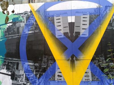 Composition géométrique bleue et jaune, Berlin — Street art à Berlin