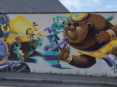 Créature marron géante — Street art de Stom500 à Strasbourg