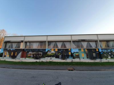 Fresque bâtiment géométrique — Street art à Île-de-France
