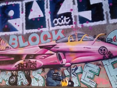 Jet de combat rose et graffiti — Street art à Paris