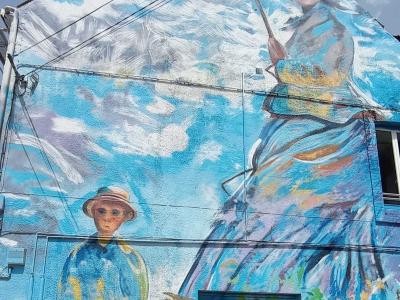 Turquoise-yellow fantastic fresco — Street art in Boulogne-sur-Mer