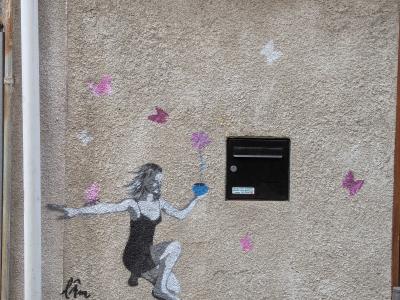 Fillette aux papillons roses et pot de fleur — Street art à Clermont-Ferrand