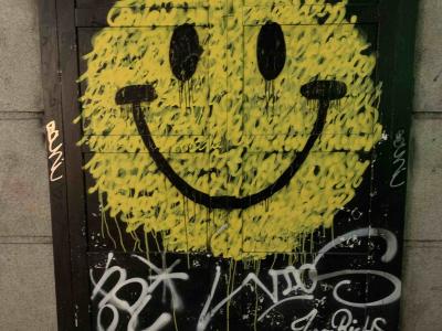 Smiley Jaune sur Porte Noire — Street art à Madrid