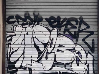 Lettrage Bubble sur Volet — Street art à Strasbourg