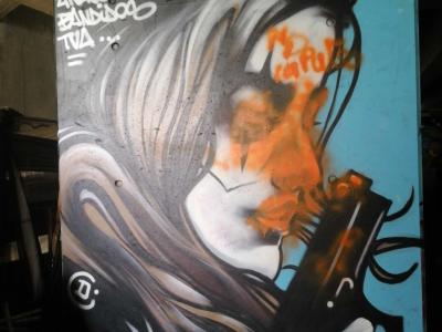 Figure Féminine au Pistolet — Street art à Paris
