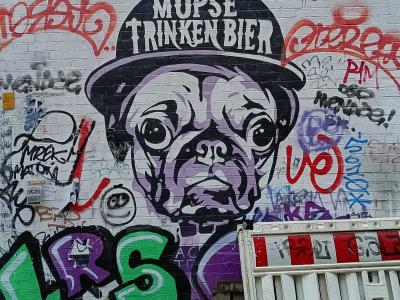 Bouledogue Möpse trinken Bier, Berlin — Street art à Berlin