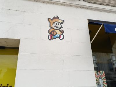 Rue du martroi - Personnage pixel — Street art à Orléans