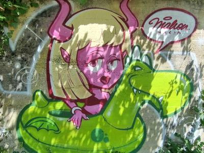 Petite démone chevauchant un dragon — Street art à Strasbourg