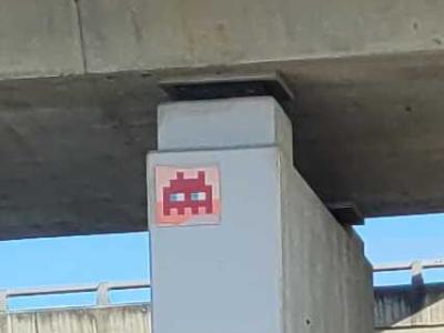 Space Invader rose sous autoroute — Street art à Ramonville-Saint-Agne