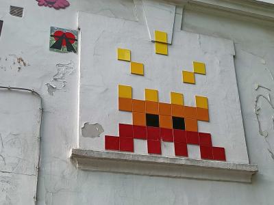 Mosaïque Space Invader orange et rouge — Street art de Gzup, Invader, A2 à Paris