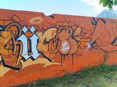 Wildstyle orange sur mur orange — Street art à Nantes