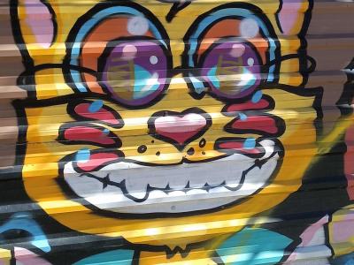 Chat cartoon souriant aux grands yeux — Street art à Madrid