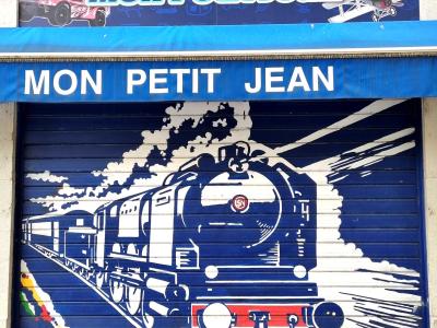 Locomotive vapeur sur volet de jouets — Street art à Grenoble