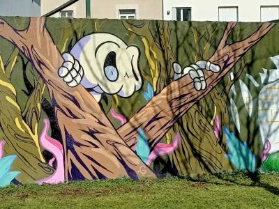 Crâne cartoon dans les branches d'arbres — Street art à Nantes