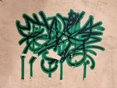 Green Calligraphic Tag — Street art in Clermont-Ferrand