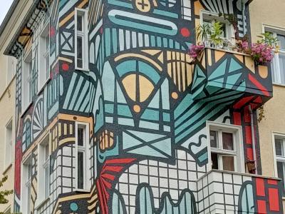 Architecture Stylisée Colorée — Street art de Isakov à Berlin