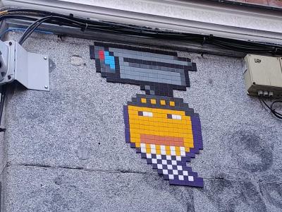 Mosaïque caméra surveillance pixel — Street art de Basket of Nean à Madrid
