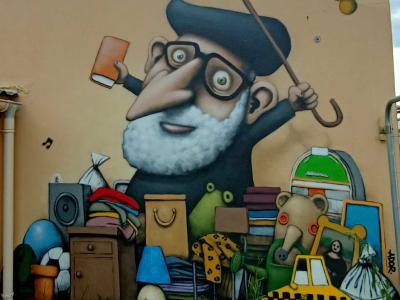 Vieil homme aux objets hétéroclites par Ador — Street art de Ador à Bouguenais