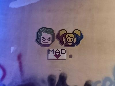 Joker et Harley Quinn en pixel art mosaïque — Street art à Paris