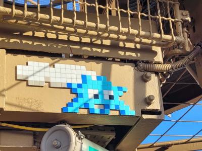 Invader PA_1431, alien bleu Tour Eiffel — Street art de Invader à Paris