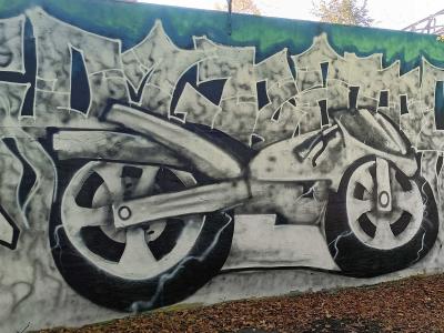 Moto en graffiti wild-style noir et gris — Street art à Rīga