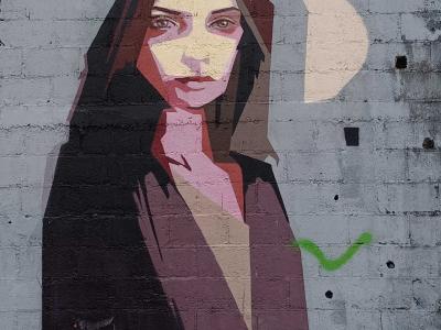 Femme encapuchonnée mystérieuse par Jef — Street art de Jef à Redon