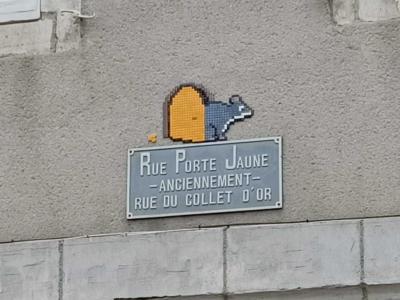 Yellow Gate Mosaic, Bourges — Street art by Mifamosa in Bourges