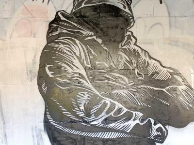 Portrait hachures intensives — Street art de Miss Veneno à Nantes