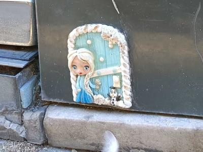 Reine des neiges sticker — Street art de Florizale à Bourges