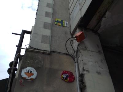 L'oiseau en pixels et ses voisins — Street art de Waldo, Fast Freak, Oré à Angers