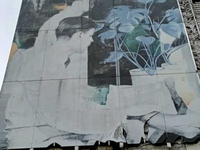 Femme pensive aux plantes, fresque délicate — Street art à Berlin