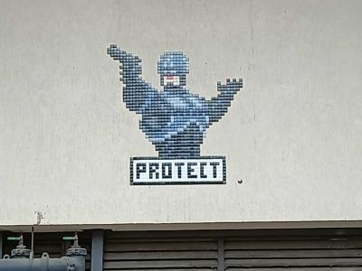 Robocop protect — Street art de Zigom à Paris