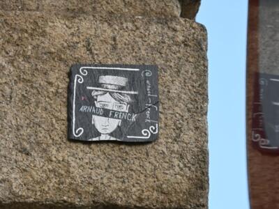L'homme au chapeau à la tête décalée — Street art à Rennes